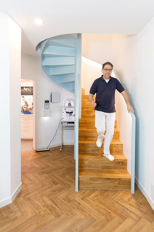 Dr. Heilmeier auf der Wendeltreppe