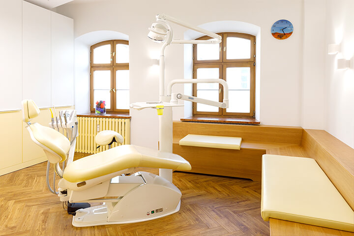 Gelbes Behandlungszimmer