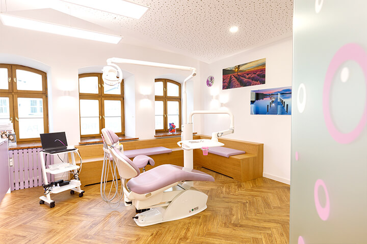 Lila Behandlungszimmer