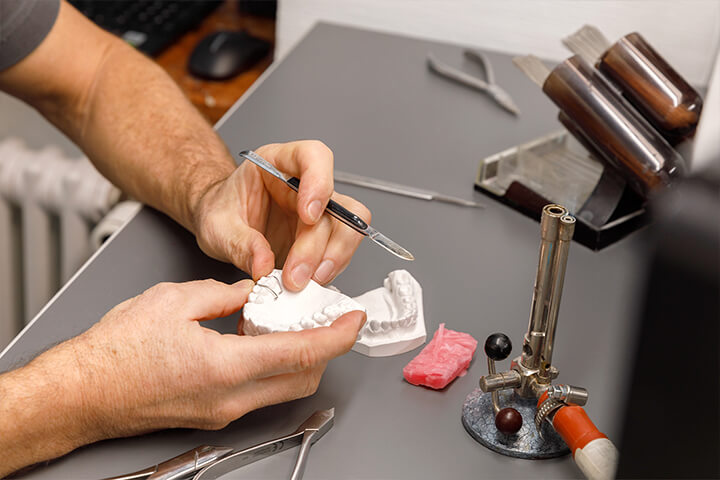 Techniker beim Modelbau