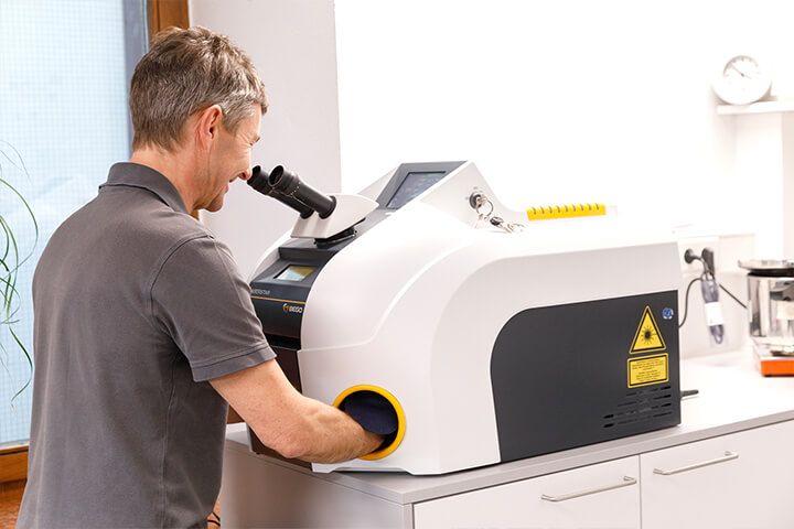Techniker beim Modelbau